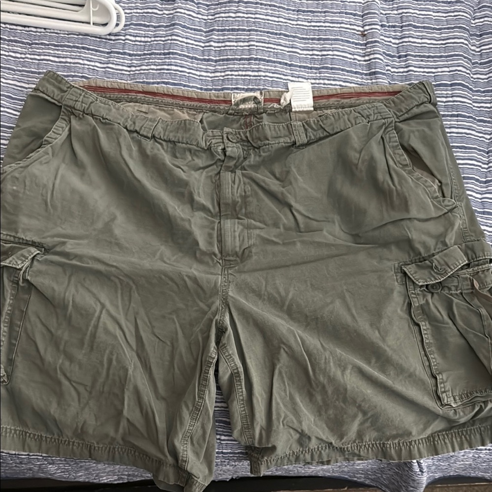 Green Cargo Shorts with Relaxed Fit and Knee-Length